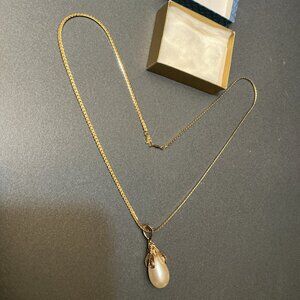 Faux Pearl Pendant on a gold colored 12” Chain necklace - Vintage
